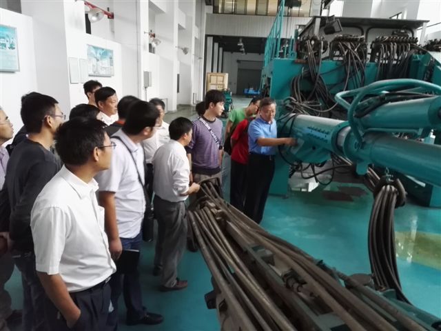 鹤发银丝映日月,丹心热血沃新花