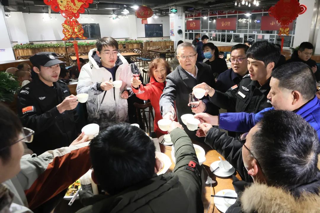 山河智能董事长何清华与留厂员工一起过大年!