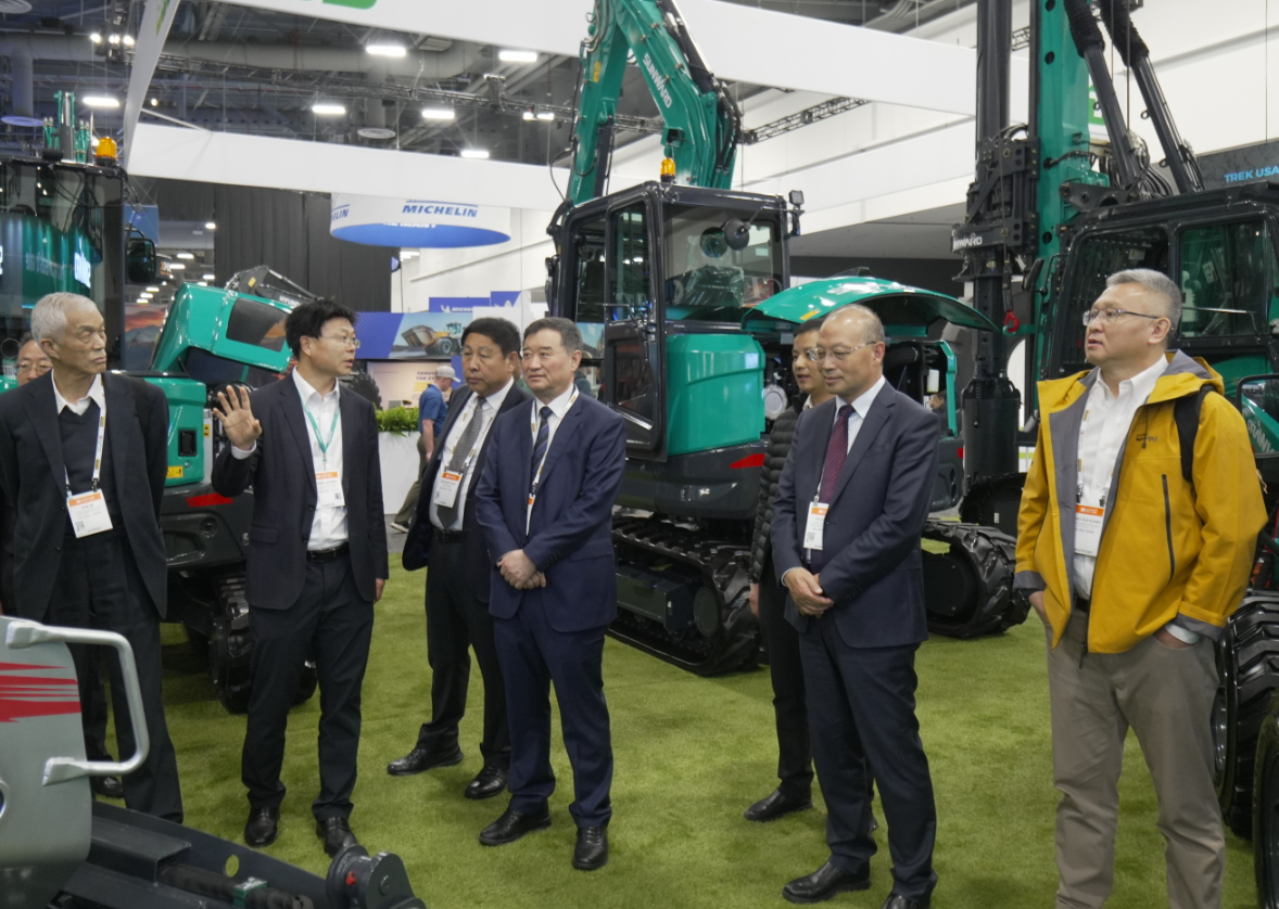 2026美国拉展 | 中国工程机械工业协会会长苏子孟一行到访山河智能展位